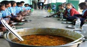 मिड डे मील का खाना खाने के बाद 31 बच्चे पहुंचे अस्पताल