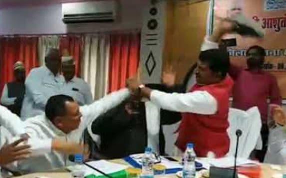 VIDEO: भाजपा सांसद ने अपनी ही पार्टी के विधायक को जूते से पीटा, मचा बवाल