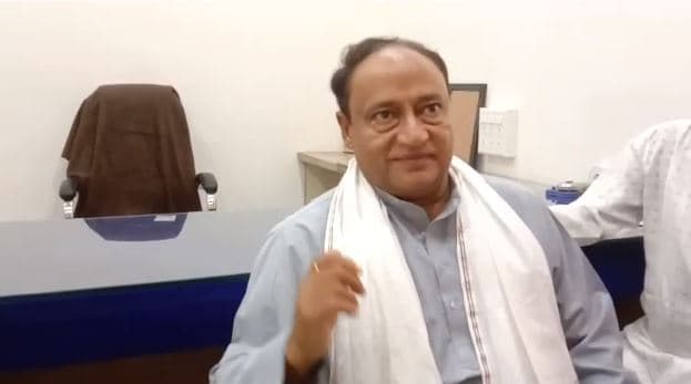 लक्ष्मण ने फिर चलाया सरकार पर तीर