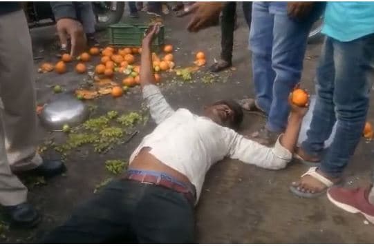 इंदौर रेलवे स्टेशन के बाहर निगमकर्मी और ठेले वालो के बीच मारपीट, ठेले वाले ने पिया कीटनाशक
