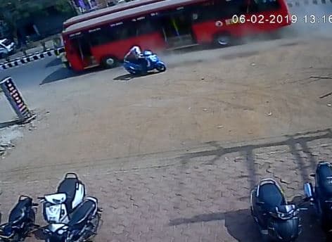 तेज रफ्तार लो-फ्लोर बस की टक्कर से हवा में उछला युवक, देखें वीडियो