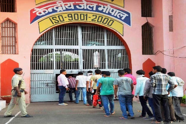 Bhopal : जेल में कैदी की खुदकुशी का मामला, मानवाधिकार आयोग ने मांगा जवाब