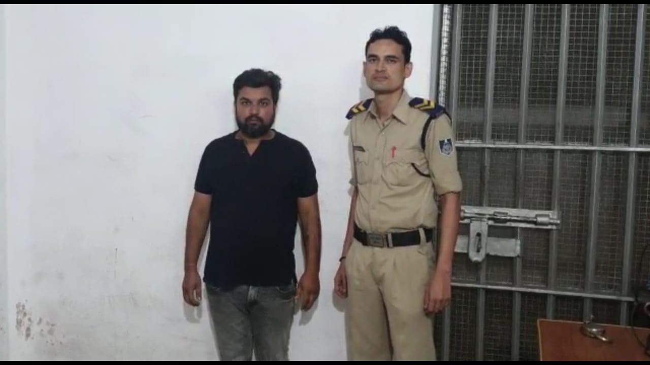 बड़ी कार्रवाई: पुलिस ने ढाई करोड़ का सट्टा पकड़ा, आरोपी को छुड़ाने थाने में घनघनाने लगे फोन