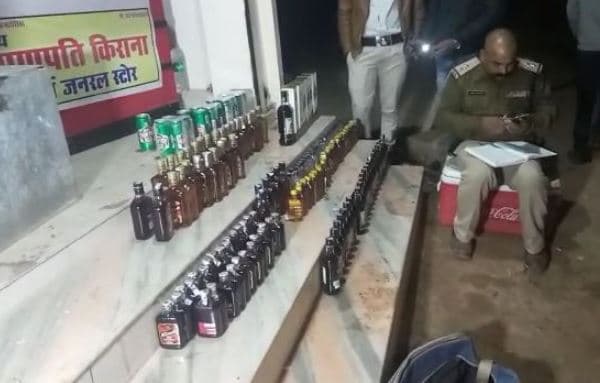 किराना दुकान पर शराब बेच रहा था दुकानदार, पुलिस को देखकर भागा