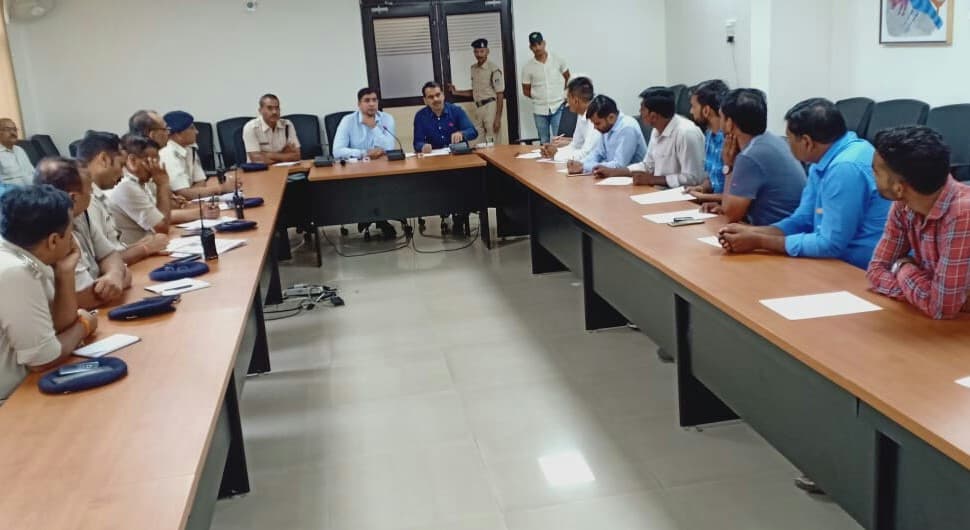 बैंक कैश वैन लूट के आरोपी बेसुराग, SP ने सुरक्षा एजेंसियों की बैठक ली, 144 के तहत नोटिस जारी