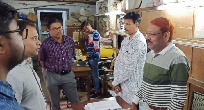 अव्यवस्था देख भड़के कलेक्टर, अनुपस्थित मिले कर्मचारियों का वेतन काटने के निर्देश