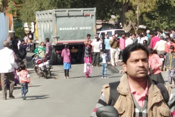 स्कूटी पर पोते के साथ जा रही महिला को डम्पर ने कुचला, मौके पर मौत, ग्रामीणों में आक्रोश