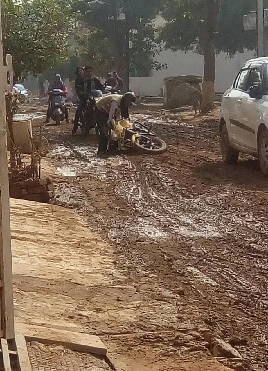 बारिश के चलते खुदी पड़ी सड़कों पर 1 घंटे में गिरे 10 लोग, प्रशासन मौन