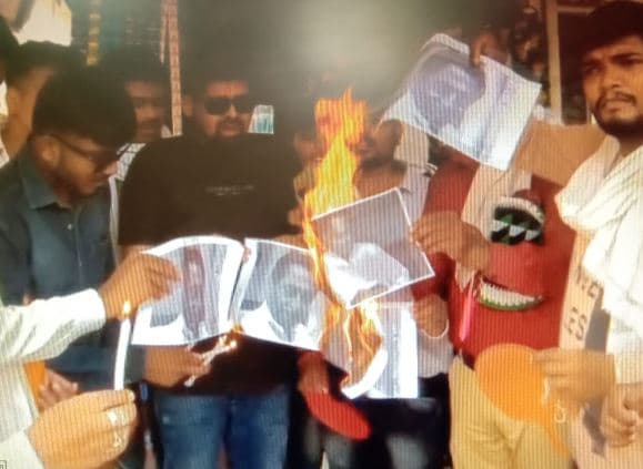 कमलनाथ का पोस्टर जलाया, राहगीरों को बांटे पंखे