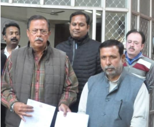 नेता प्रतिपक्ष अजय सिंह ने डाक मतपत्र को लेकर चुनाव आयोग को ज्ञापन सौंपा