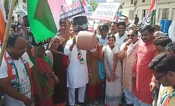 ‘वोट नही तो, पानी और बिजली नहीं’, कांग्रेस ने प्रदर्शन कर निगम पर लगाए आरोप