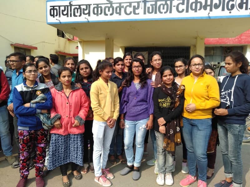 यहां कलेक्टर के तबादले का छात्राओं ने किया विरोध