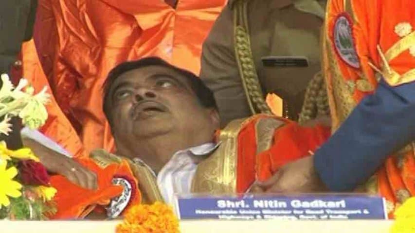 VIDEO : केंद्रीय मंत्री नितिन गडकरी की तबीयत बिगड़ी, मंच पर बेहोश होकर गिरे