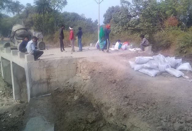 सड़क निर्माण में हो रहा गुणवत्ताहीन सामग्री का इस्तेमाल