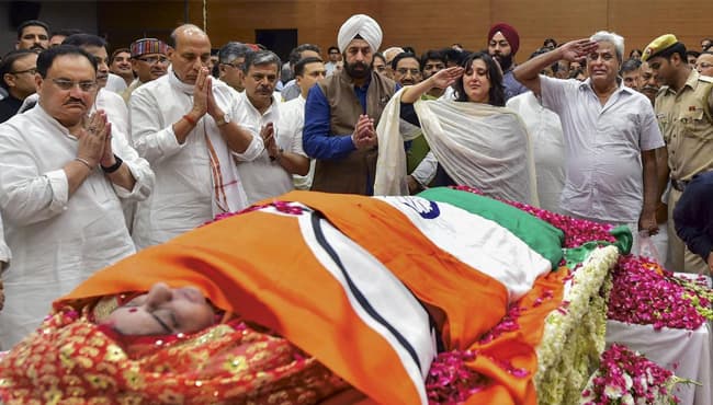 पंचतत्व में विलीन हुईं सुषमा स्वराज, देश भर में शोक की लहर