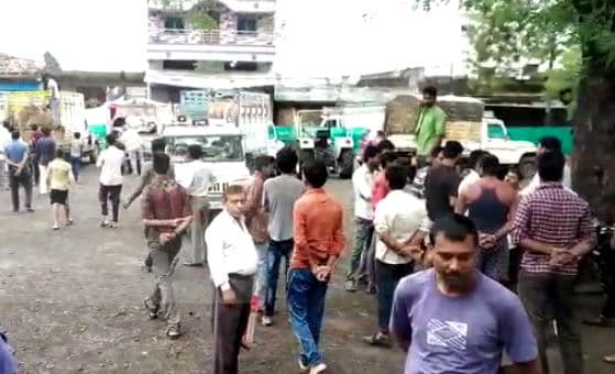 VIDEO: गौ-तस्करों को ग्रामीणों ने पकड़ा, बांधकर थाने ले गये, नारे भी लगवाए