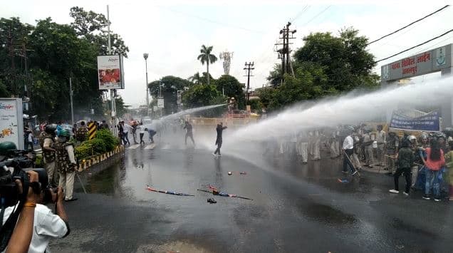VIDEO: थाने का घेराव करने पहुंचे NSUI कार्यकर्ताओं को पुलिस ने वाटर कैनन से खदेड़ा