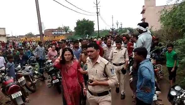 बच्चा चोरी के शक में बाबा और उसके दो साथियों को भीड़ ने लाठियों से पीटा