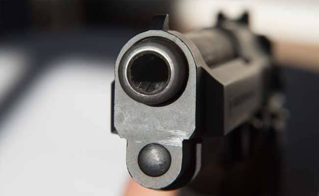 रेत को लेकर दो पक्षो में विवाद, गोलियां चली