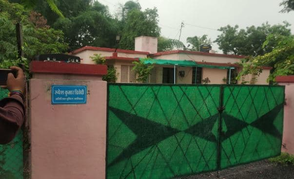 उप कुलसचिव के सरकारी बंगले पर पुलिस अधिकारी का कब्ज़ा!