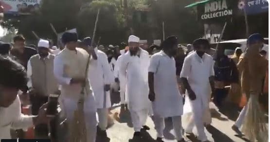 जब सड़क पर यूं झाडू लगाते हुए नजर आए जीतू पटवारी, देखें वीडियो