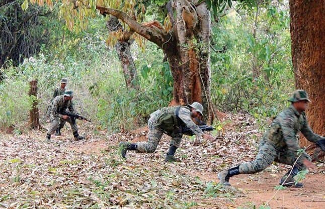 बड़ी खबर : सीएम की सभा से पहले नक्सली धमाका, मची अफरा-तफरी, एक जवान घायल
