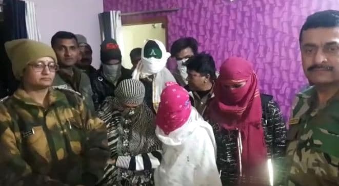 रिहायशी इलाके में चल रहा था सेक्स रैकेट, पुलिस ने छापा मार 3 लड़कियों सहित 6 को पकड़ा
