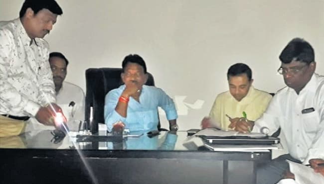बिजली के मुद्दे पर चल रही बैठक में ही हो गई बत्ती गुल, मंत्री अधिकारियों पर बरसे