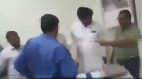 विधायक पति की गुंडागर्दी, SDM से बदसलूकी कर छिना मोबाइल, वीडियो वायरल