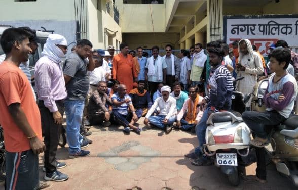 अपनी ही नगर सत्ता के खिलाफ भाजपा पार्षद ने खोला मोर्चा, धरने पर बैठे