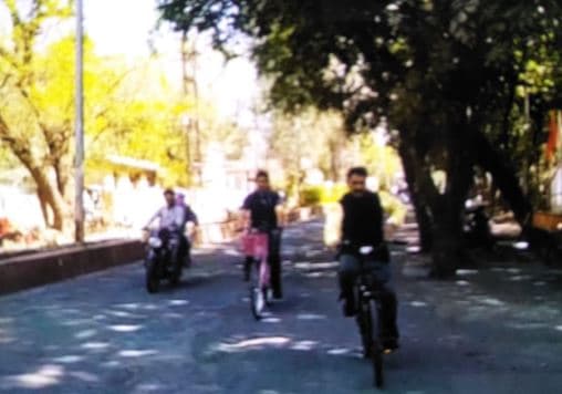 पर्यावरण और स्वास्थ्य को बेहतर बनाने कुलपति ने चलाई साइकिल,लोगों से भी की अपील