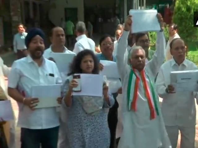 कर्जमाफी के प्रमाण पत्र लेकर शिवराज के बंगले पर पहुंचे कांग्रेसी, मौके पर भारी पुलिस बल तैनात
