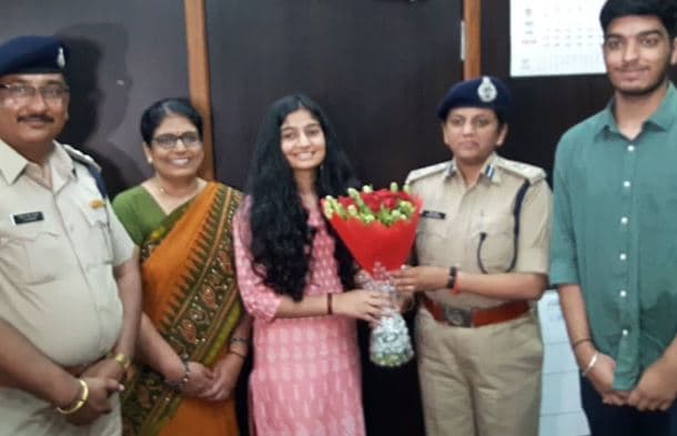 पुलिसकर्मी की बेटी ने भरी उड़ान, महकमे ने किया सम्मान