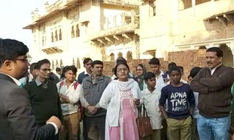 सिंधिया देवस्थान ट्रस्ट के लोग स्कूल ग्राउंड पर दीवार बनाने पहुंचे तो छात्रों ने किया हंगामा