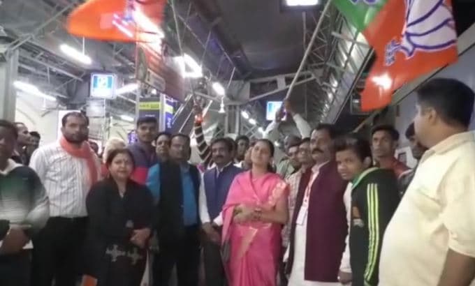 महाकाल के दरबार में भाजपा की जीत की अर्जी लगाने जबलपुर से रवाना हुए भाजपाई