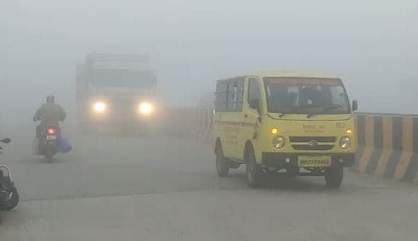 सफ़ेद कोहरे की चादर से ढकी सुबह, ठंड में ठिठुरते हुए बच्चे पहुंचे स्कूल
