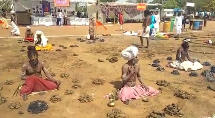 भोपाल में लगा साधु-संतों का जमावड़ा, दिग्विजय की जीत के लिए कोई कर रहा हठयोग तो कोई रमा रहा धूनी
