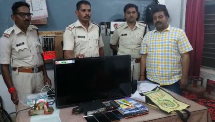 कपड़ा व्यापारी दुकान में ही खिला रहा था IPL पर सट्टा, हर गेंद पर लगता था दांव