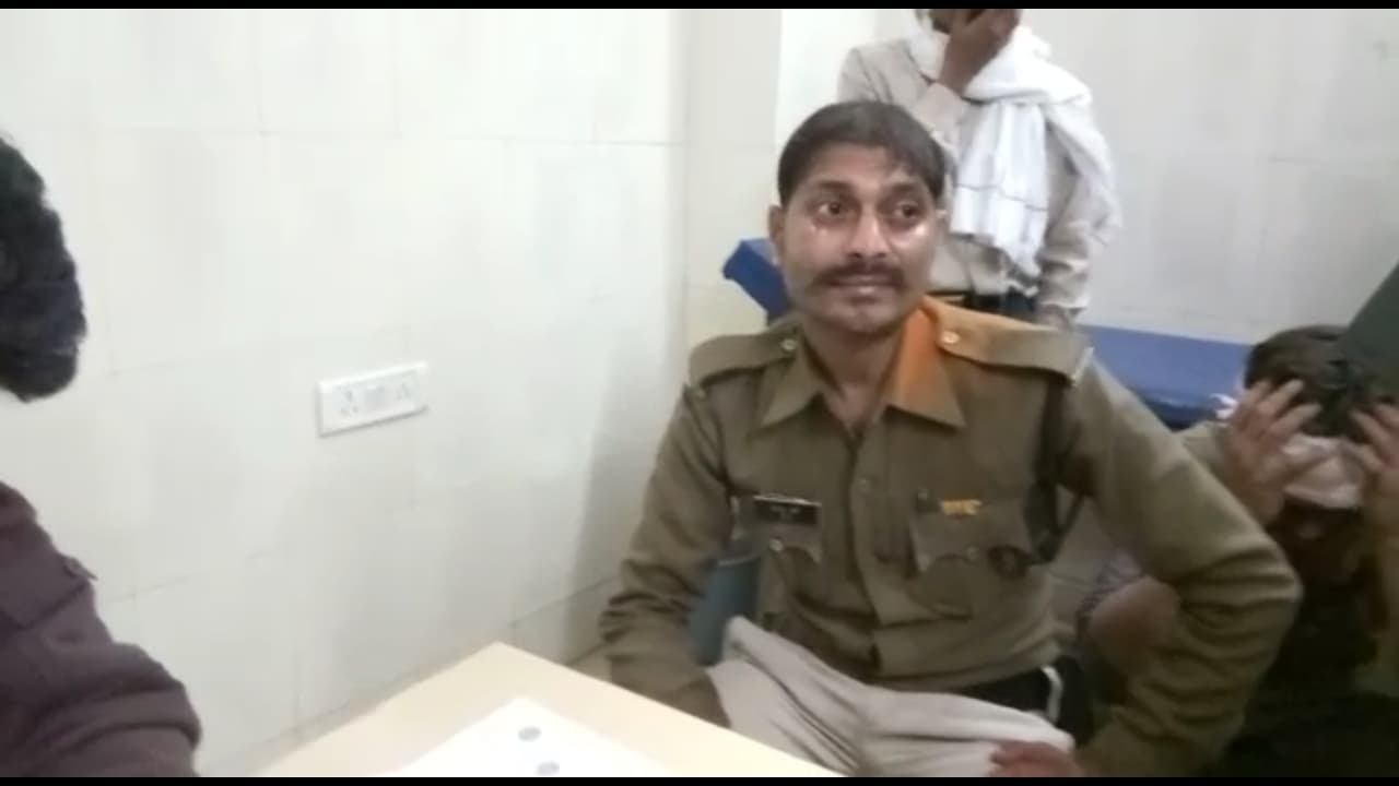 पुलिस की आँख में मिर्ची झोंकी और छुड़ा ले गए हत्यारोपी