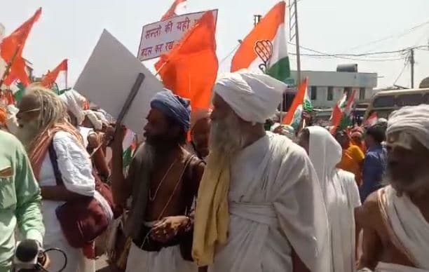 VIDEO : दिग्विजय के समर्थन में सड़कों पर उतरा संत समाज, रोड शो में लगे ‘मोदी-मोदी’ के नारे