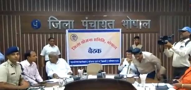 बैठक में आपस में भिड़े BJP सांसद और कांग्रेस विधायक, बीच बचाव में उतरे प्रभारी मंत्री