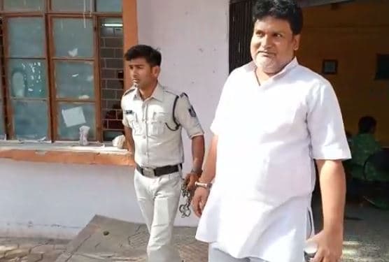 VIDEO :नेताजी को पकड़ने पहुंची पुलिस, डर के मारे पलंग पेटी में जा छुपे, फिर ऐसे किया अरेस्ट