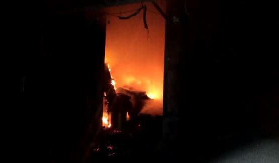 चना मार्केट में तड़के सुबह लगी भीषण आग, लाखों का नुकसान