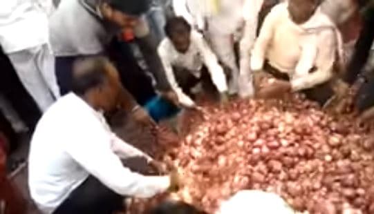 संकट में किसान: पसीना बहाकर उगाया प्याज, दाम नहीं मिले तो फ्री में बांट दी