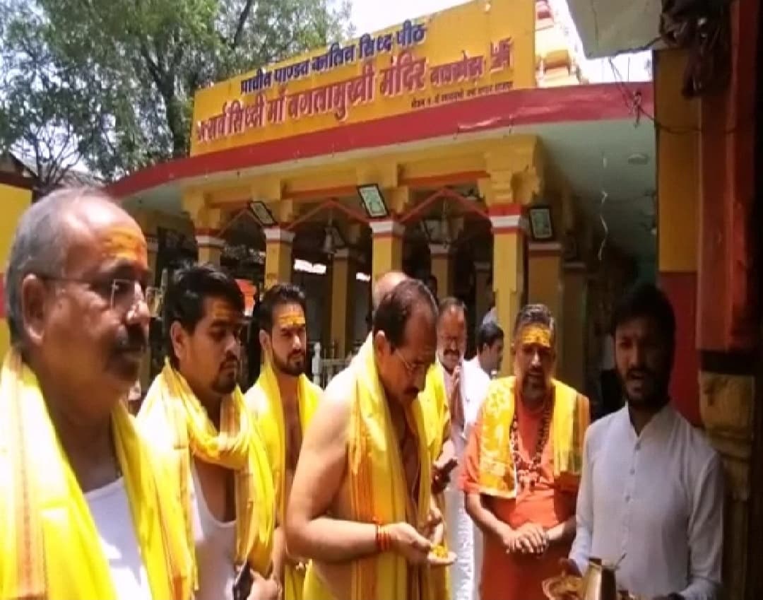 प्रधानमंत्री के भाई पहुंचे नलखेड़ा, बगलामुखी माँ के किए दर्शन