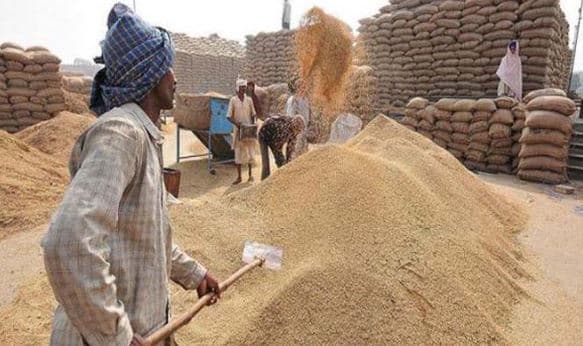 किसानों को फसल बेचने से 5 दिन पहले पहुंचेगा SMS, दिग्विजय के सवाल उठाने पर बदली व्यवस्था