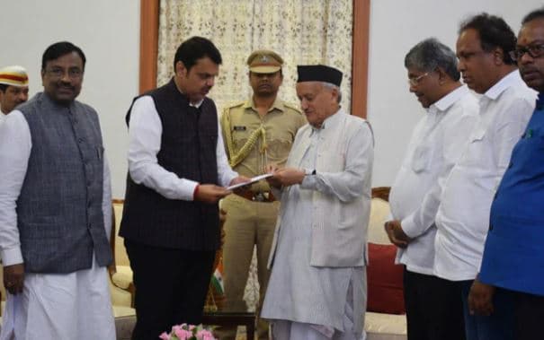 महाराष्ट्र में जारी सियासी घमासान के बीच मुख्‍यमंत्री देवेंद्र फडणवीस ने दिया इस्तीफा