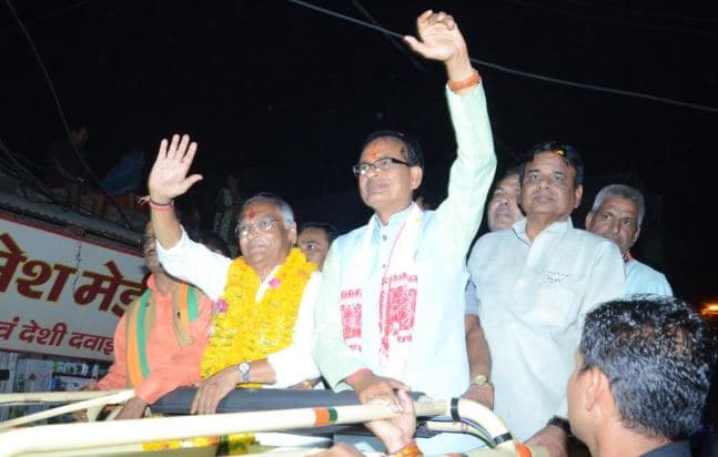शिवराज ने किया रोड शो, शेजवलकर के लिए मांगे वोट, जनता ने बरसाए फूल