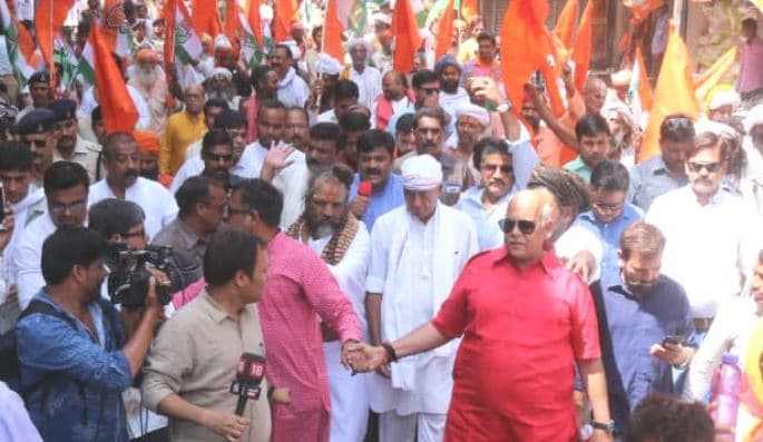 भोपाल में सड़कों पर उतरे साधु संत, दिग्विजय के समर्थन में रोडशो