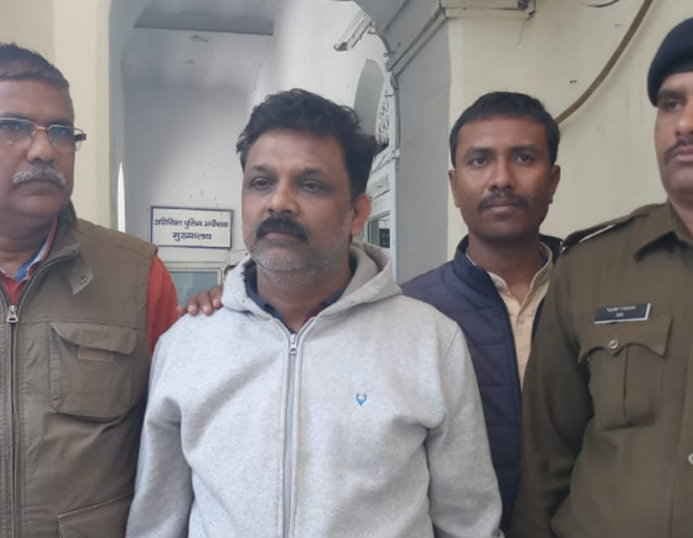42 करोड़ के आबकारी घोटाले में फरार आरोपी विजय श्रीवास्तव गिरफ्तार